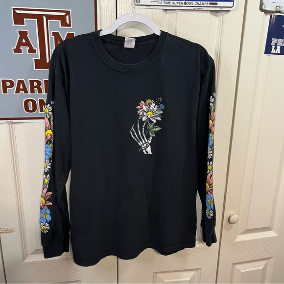 Skeleton Hand With Flowers Men’s T-shirt - Picture 3 of 6